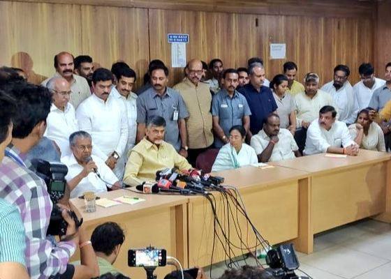 Four CM supports Arvind Kejriwal Protest केजरीवालांच्या समर्थनार्थ चार मुख्यमंत्री दिल्लीत दाखल