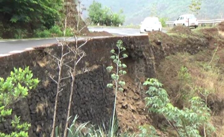 Kelghar Ghat road collapsed in Valley latest updates केळघर घाटातील रस्त्याचा भाग दरीत कोसळला, अपघाताची भीती