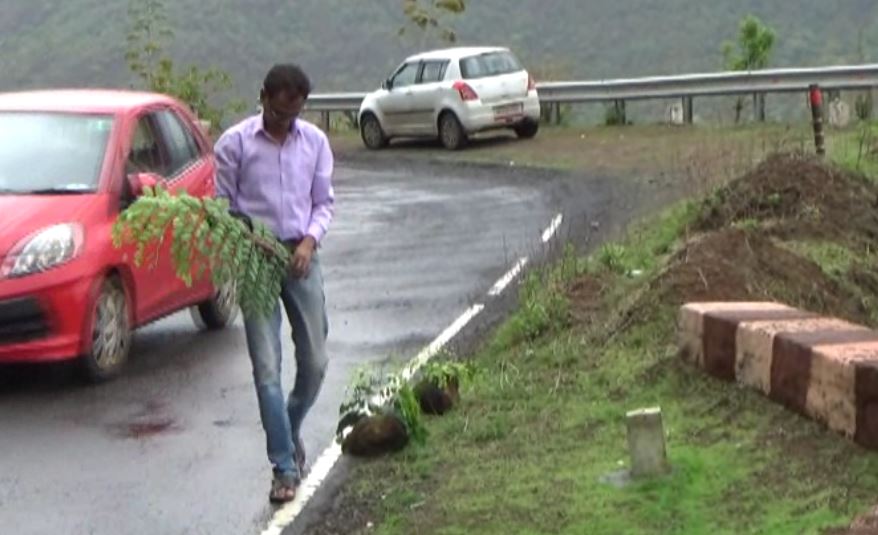 केळघर घाटातील रस्त्याचा भाग दरीत कोसळला, अपघाताची भीती