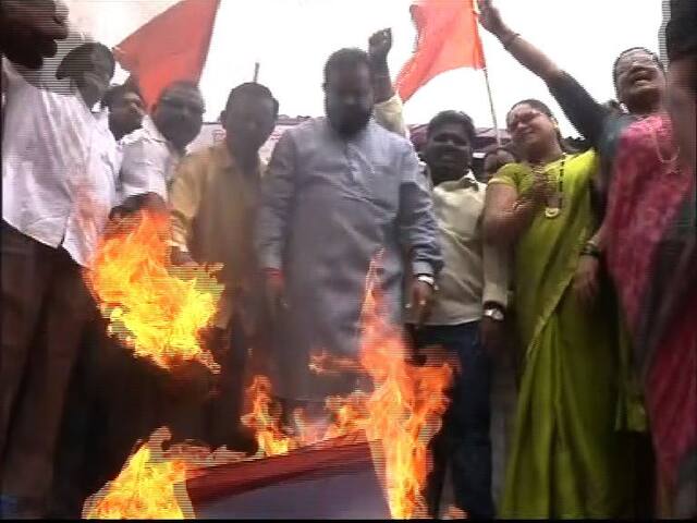 मुंबई विकास आराखड्याच्या प्रती इंग्रजीमध्ये, शिवसेनेकडून प्रतींची होळी