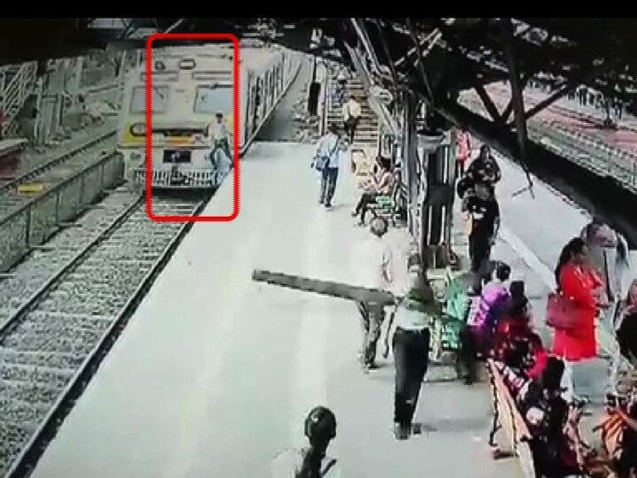 CCTV footage of a man jumping in front of a local train VIDEO: मालाड स्टेशनवर तरुणाने सुसाट लोकलसमोर स्वत:ला झोकून दिलं
