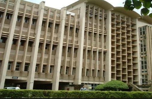 IIT Bombay Student Mentor allegedly sexually Harassed juniors latest update IIT बॉम्बेमध्ये सीनिअर विद्यार्थ्याकडून लैंगिक छळ, तरुणांची तक्रार