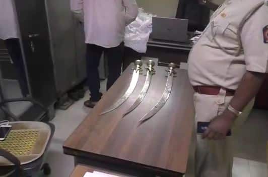 Ulhasnagar : Two groups fought over husband-wife dispute latest update पती-पत्नीचा वाद मिटवायला आलेले दोन गट पोलिस ठाण्यातच भिडले