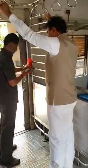 state minister vijay shivtare travelled by train due to traffic वाहतूक कोंडीचा फटका, विजय शिवतारेंचा लोकल ट्रेनने प्रवास
