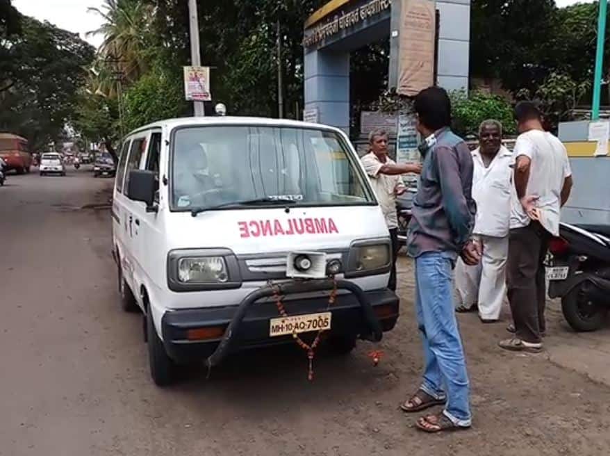 sangli Civil hospital declared alive patient as dead जिवंत रुग्णालाच मृत ठरवलं, मृतदेह घरी नेल्यावर प्रकार उघडकीस