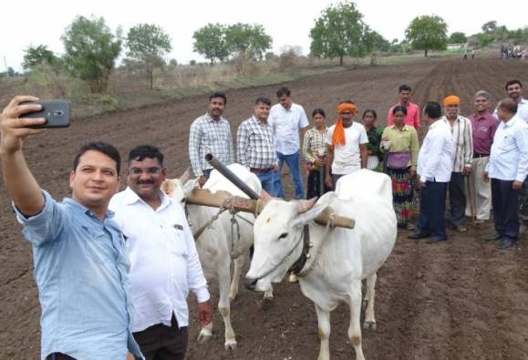 काळ्या मातीत मातीत...जिल्हाधिकाऱ्यांचं तिफन चालतं!