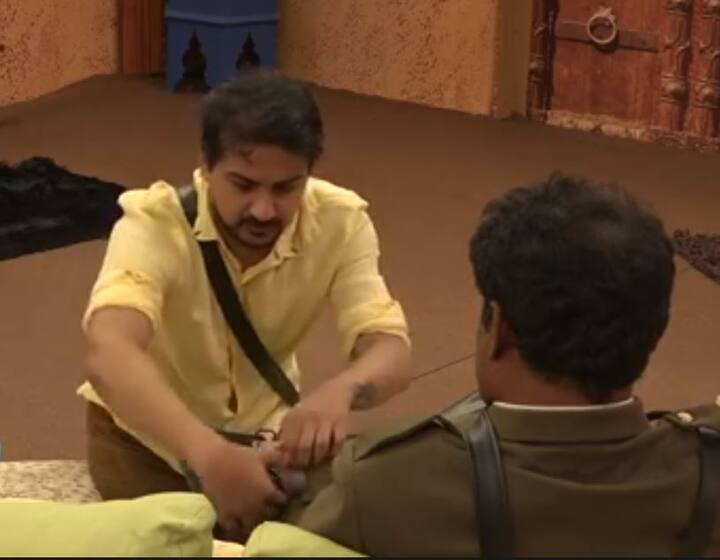 हुकूमशाह नंदकिशोरने स्पर्धकांना उड्या मारायला लावल्या. चालायला लावलं. इतकंच नाही तर पुष्कर जोगला स्वत:च्या पायातील बूट काढून, ते पॉलिश करायला सांगितलं. पुष्कर जोगने हुकूमशाहचे बूट स्वत:च्या शर्टने पॉलिश केला. 