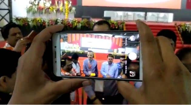 शिवसेनेचा 52वा वर्धापन दिन मंगळवारी (19 जून) सोहळा साजरा झाला. या सोहळ्यात राज्यभरातील लोकप्रतिनिधी आणि पदाधिकारी मोठ्या संख्येने उपस्थित होते. या सर्वांच्या उपस्थितीत सर्वाधिक फोटो काढण्यासाठी एका व्यक्तीकडे मोठी गर्दी उसळली होती.