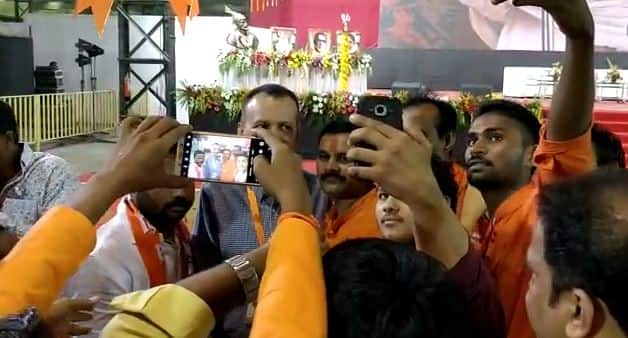 त्या व्यक्तीचं नाव ऐकलं तर तुम्हाला आश्चर्य वाटेल. त्यांचं नाव आहे मिलिंद नार्वेकर. होय, शिवसेना पक्षप्रमुख उद्धव ठाकरे किंवा युवासेना प्रमुख आदित्य ठाकरे नाही तर पक्षाचे सचिव मिलिंद नार्वेकरांसोबत फोटो काढण्यासाठी कार्यकर्त्यांनी घेराव घातला होता.