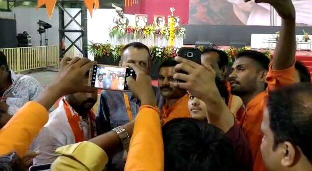 मात्र या प्रकारानंतर त्यांच्यासोबत सेल्फी काढण्यासाठी उसळलेली गर्दी बघून उपस्थित सर्व लोकप्रतिनिधींमध्ये चांगलीच कुजबूज रंगली होती.