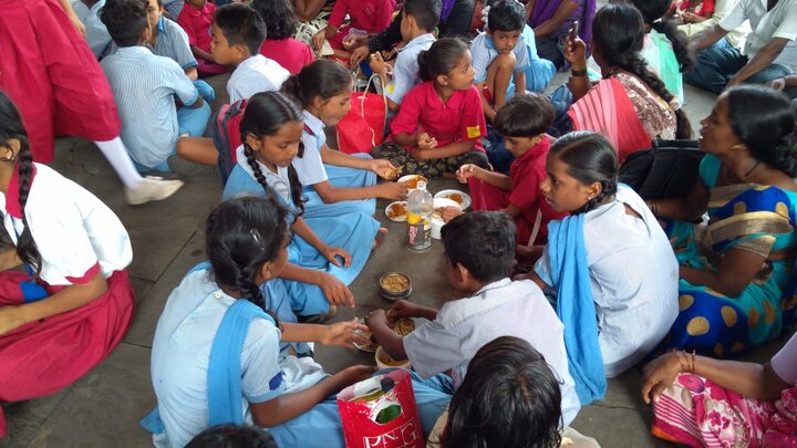 Pimpri Chinchwad students protest for school विद्यार्थी त्रस्त, नगरसेवक महापालिकेत बिर्याणी खाण्यात व्यस्त