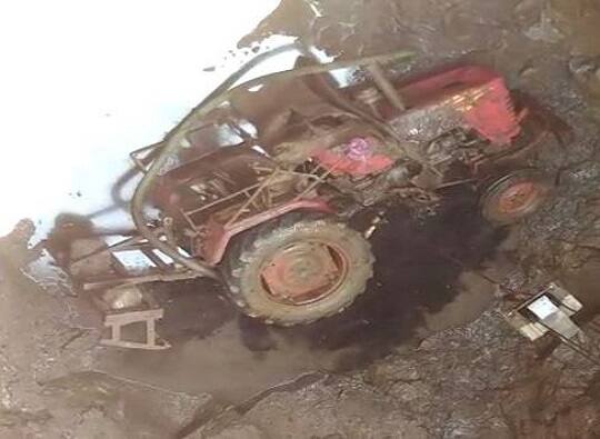 Buldana : Tractor Driver dies after falling in 42 feet deep well latest update ट्रॅक्टर 42 फूट खोल विहिरीत पडून चालकाचा जागीच मृत्यू