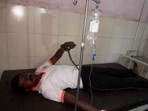 एका हातात साप, दुसऱ्या हातात सलाईन!