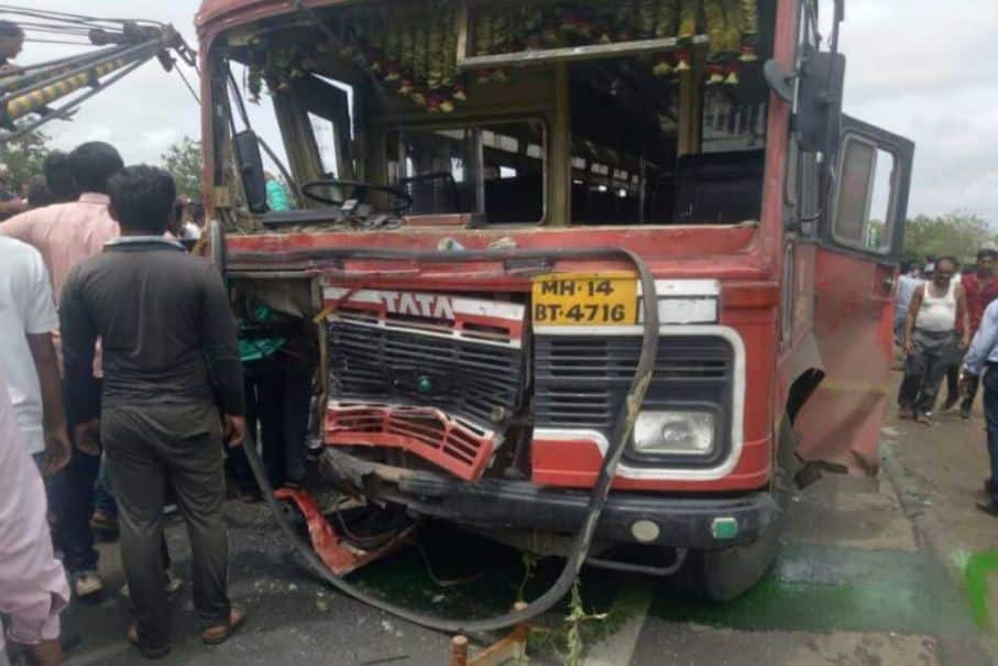 accident on mumbai-agra highway, 6 people dead एसटी आणि क्रुझरमध्ये भीषण अपघात; सहा जणांचा मृत्यू