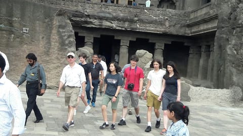 जगातील सर्वात श्रीमंत व्यक्तीची अजिंठा, वेरुळच्या लेण्यांना भेट जगातील सर्वात श्रीमंत व्यक्तीची अजिंठा, वेरुळच्या लेण्यांना भेट