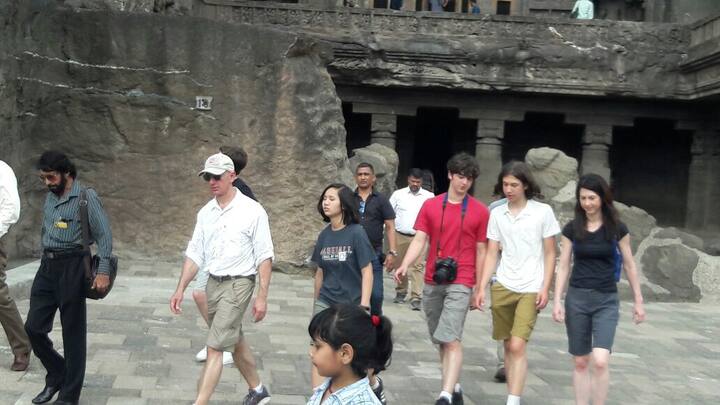 एक जूनपासून बेजोस यांच्या संपत्तीत पाच अब्ज डॉलरची वाढ झाली आहे. ‘फोर्ब्स’ने जाहीर केलेल्या आकडेवारीनुसार, बिल गेट्स यांची एकूण 92.9 अब्ज डॉलर इतकी आहे. तर वॉरन बफेट यांच्या संपत्तीचं मूल्य 82.2 अब्ज डॉलर आहे. जगातील सर्वाधिक कमाई करणाऱ्या कंपन्यांच्या यादीत बेजोस यांची अमेझॉन जगात दुसऱ्या क्रमांकावर आहे. सध्या उत्पन्नाच्या बाबतीत केवळ अॅपल कंपनी अमेझॉनच्या पुढे आहे.