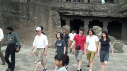 अमेझॉनचे सीईओ जेफ बेजोस यांची अजिंठा, वेरुळच्या लेण्यांना भेट