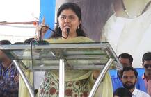 एक वर्षानंतरही रस्त्याचं काम अपूर्ण, पंकजांचा कंपनीला कंत्राट काढून घेण्याचा इशारा