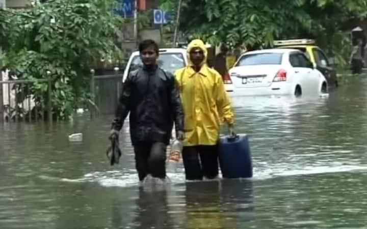 मुंबई आणि परिसरात रात्रीपासून मुसळधार पाऊस सुरु आहे. मुंबईकरांना आठवड्याच्या सुरुवातीलाच त्रासाला सामोरं जावं लागत आहे.