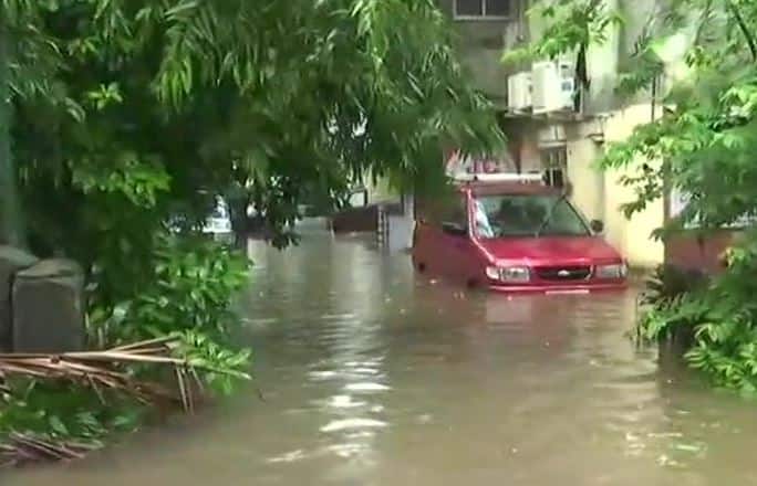 चेंबुर, सायन, कुर्ला, हिंदमाता परिसरात नेहमी प्रमाणे पाणी साचलं आहे. चेंबुरमध्ये काही घरांमध्येही पाणी शिरलं. 