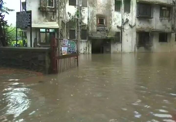 दक्षिण मुंबईसह विलेपार्ले, अंधेरी, गोरेगाव, मालाड या उपनगरात रात्रीपासून पावसाचा जोर वाढला आहे. हिंदमाता, किंग्ज सर्कल परिसरातही पाणी साठल्याने नागरिकांची चांगलीच अडचण झाली आहे.
