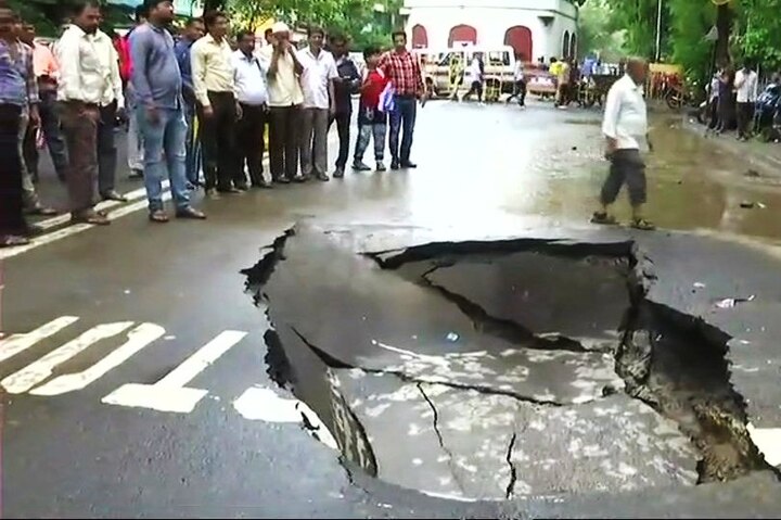 Road collapsed in south Mumbai pipeline also broken latest updates पावसामुळे दक्षिण मुंबईत रस्ता खचला, पाईपलाईनही फुटली