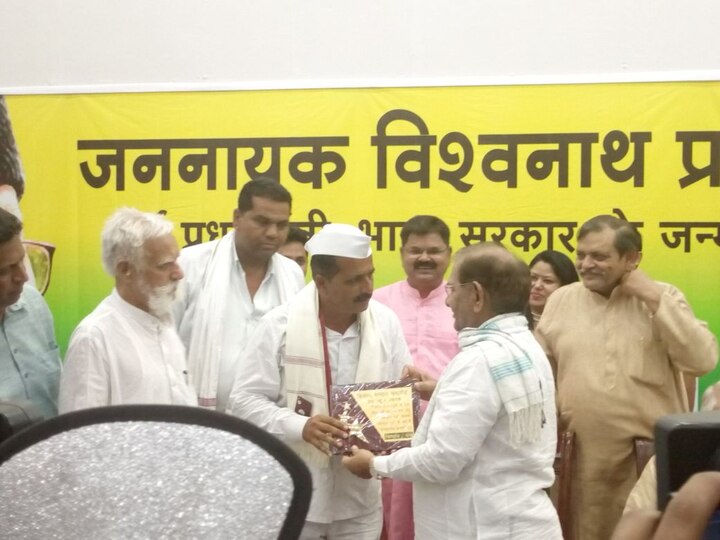 Dhananjay Dhorde awarded in Delhi for his concept of farmers strike शेतकरी संपाची संकल्पना मांडणाऱ्या शेतकऱ्याचा राजधानीत गौरव