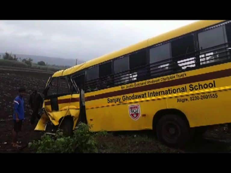 संजय घोडावत इंटरनॅशनल स्कूलच्या बसला अपघात, 16 विद्यार्थी जखमी kolhapur sanjay ghodawat international school bus accident संजय घोडावत इंटरनॅशनल स्कूलच्या बसला अपघात, 16 विद्यार्थी जखमी