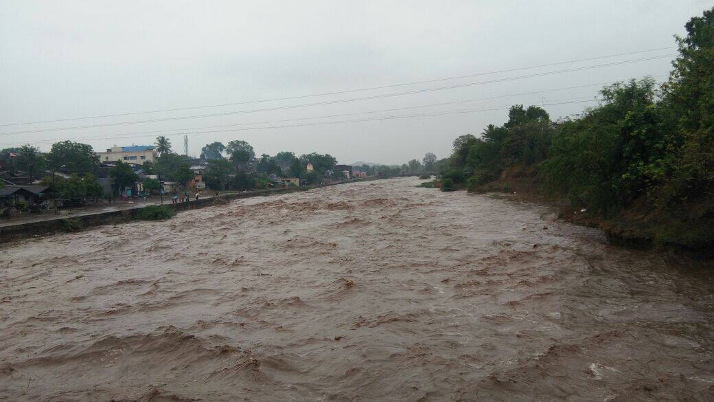 Flood to Rangavali River in Nadurbar नंदुरबारमधील रंगावली नदीला पूर, नदीकाठच्या गावांना सतर्कतेचा इशारा