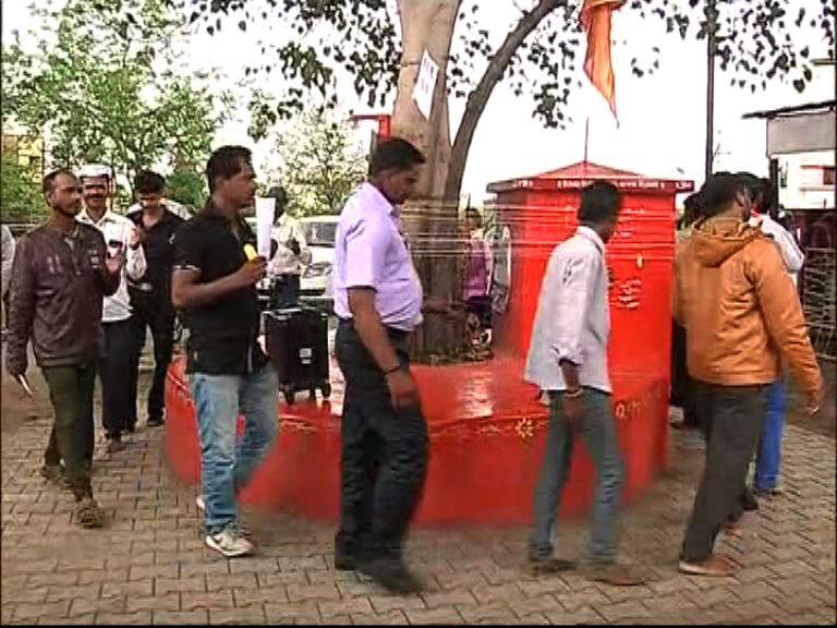men did different protest against wife harassment in aurangabad हीच बायको नको, पत्नी पीडित पुरुषांच्या पिंपळाला फेऱ्या