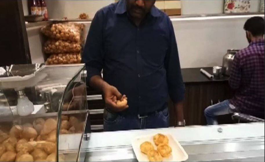 bmc take action on pani puri seller due to plastic hand gloves मुंबईत प्लास्टिकचे हँडग्लोज घालणाऱ्या पाणीपुरी विक्रेत्यावर कारवाई