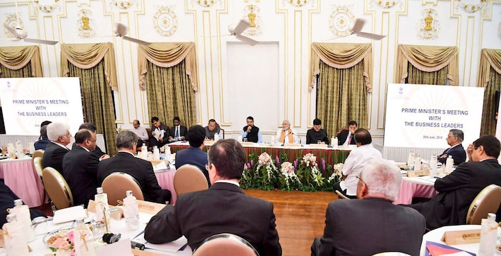 Subhash desai were not invited for businessman's meeting with pm modi मोदींसोबतच्या उद्योजकांच्या बैठकीत उद्योगमंत्र्यांनाच डावललं