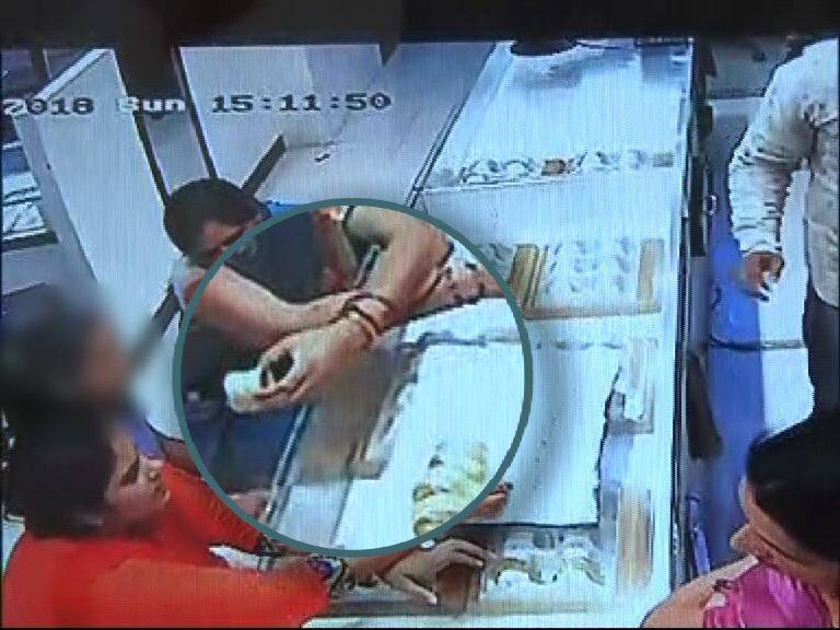  Nashik stolen incident in jewelers capture in CCTV लहान मुलांना हाताशी धरुन ज्वेलर्सना गंडा घालणारी टोळी सीसीटीव्हीमध्ये कैद