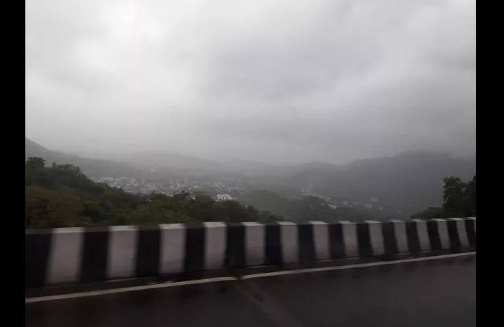 मुंबई पुणे एक्सप्रेस वेवरून नजर जाईल तिथे सर्वत्र धुकं पसरलेलं दिसत आहे. (व्हायरल फोटो)