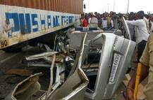 सीट बेल्ट काढताना गाडीचा ताबा सुटला, एकाचा मृत्यू तर तिघे जखमी