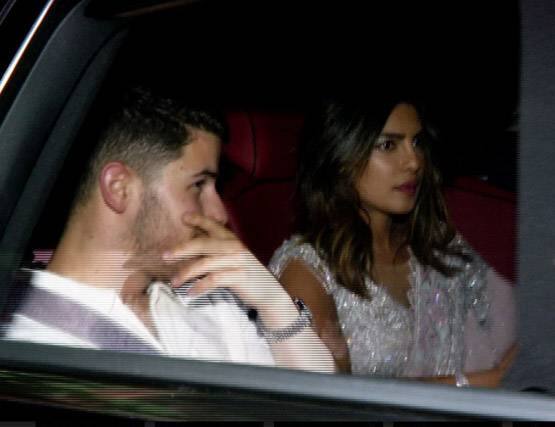 प्रियांका चोप्रा तिचा बॉयफ्रेंड निक जोनस सोबत मेहंदी कार्यक्रमाला आली होती. 