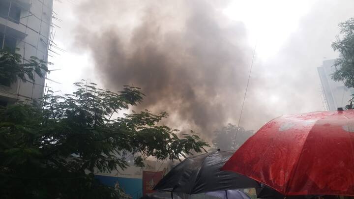 मुंबईतील घाटकोपरमधील सर्वोदय दवाखान्याजवळ चार्टर्ड विमान कोसळल्याने एकच खळबळ उडाली आहे.