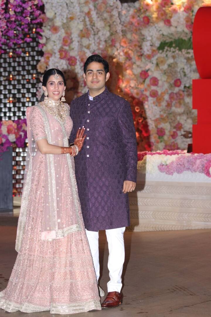 या प्री- एंगेजमेंट पार्टीमध्ये आकाश आपली होणारी पत्नी श्लोकाला घ्यायला आपल्या परिवारासह पोहोचला. यावेळी मुकेश अंबानी आणि बहीण इशा अंबानीही आकाशसोबत दिसले.