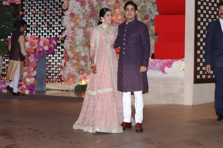 पाहा आणखी फोटो