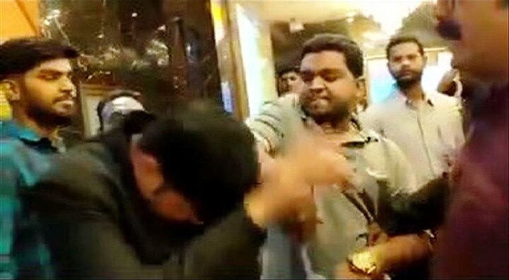 Pune : MNS workers thrash theatre manager during a protest over high prices of food in the multiplex 5 रुपयांचे पॉपकॉर्न 250 रुपयांना का? पुण्यात मनसैनिकांची थिएटर मॅनेजरला मारहाण