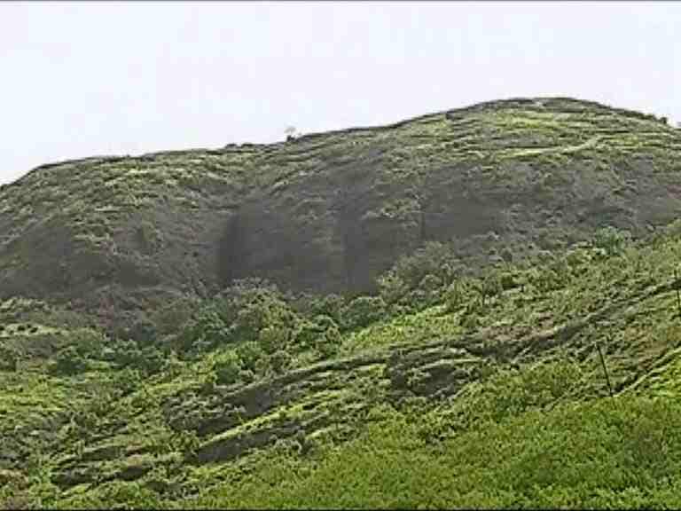 संत तुकारामांच्या पदस्पर्शाने पावन झालेल्या डोंगराला सुरुंग, वारकऱ्यांचं आंदोलन Bhalchandra and Bhandara hills under development works संत तुकारामांच्या पदस्पर्शाने पावन झालेल्या डोंगराला सुरुंग, वारकऱ्यांचं आंदोलन