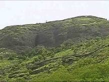 संत तुकारामांच्या पदस्पर्शाने पावन झालेल्या डोंगराला सुरुंग, वारकऱ्यांचं आंदोलन