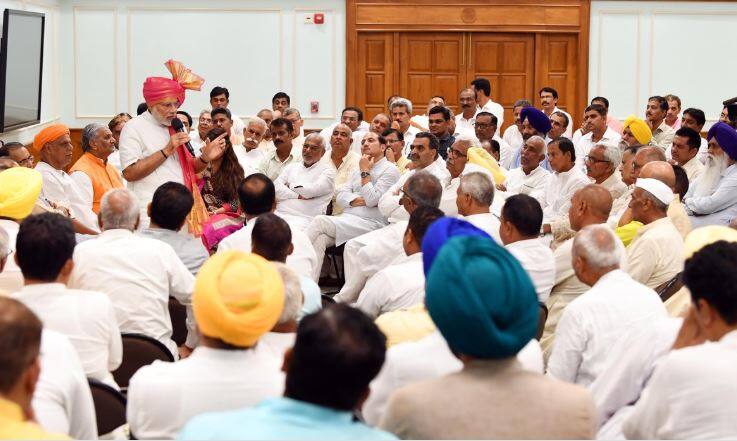 पिकांना दीडपट हमीभाव, मोदींची हमी, FRP लवकरच जाहीर करणार! PM Modi meets farmers from 5 states, promises MSP 50 per cent over cost of production, FRP for sugarcane पिकांना दीडपट हमीभाव, मोदींची हमी, FRP लवकरच जाहीर करणार!