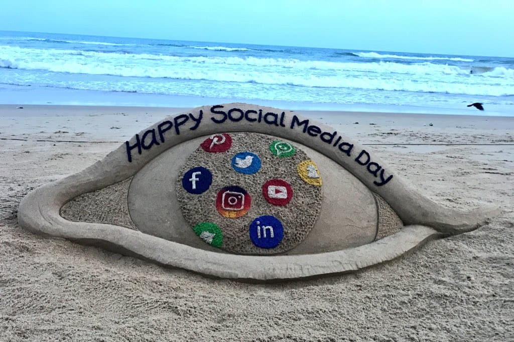 World Social Media Day : Sudarshan Pattnaiks sand art ‘वर्ल्ड सोशल मीडिया डे’ : सुदर्शन पटनाईकांचं आकर्षक वाळूचित्र