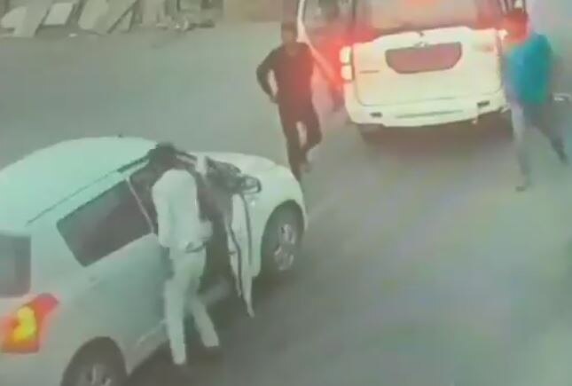 Man beaten by BJP MLA's son on road in Rajsthan VIDEO : भाजप आमदाराच्या मुलाची भर रस्त्यात गुंडगिरी