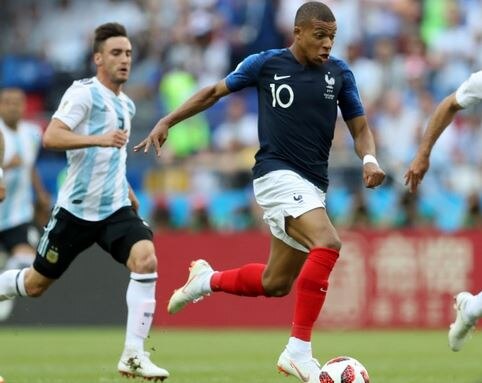 FIFA World cup 2018 : France won against Argentina फिफा : अर्जेंटिनाला नमवून फ्रान्सची उपांत्यपूर्व फेरीत धडक