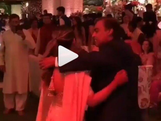 VIDEO : mukesh ambani and isha ambani gets emotional in akash's engagement party व्हिडीओ : मुलगी ईशाला मिठीत घेत मुकेश अंबानी झाले भावूक!