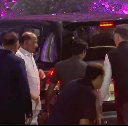 राष्ट्रवादी काँग्रेसचे अध्यक्ष शरद पवार, प्रफुल पटेल, शिवसेना पक्षप्रमुख उद्धव ठाकरे, याशिवाय राष्ट्रवादी काँग्रेसचे अध्यक्ष शरद पवार, प्रफुल पटेल यांसारख्य़ा अनेक दिग्गज राजकारण्यांनी सोहळ्यास हजेरी लावली.