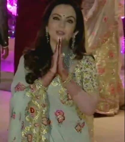 मुकेश अबांनी यांच्या पत्नी नीता अंबानी या सोहळ्यात उपस्थितांचे स्वागत करताना आढळून आल्या.