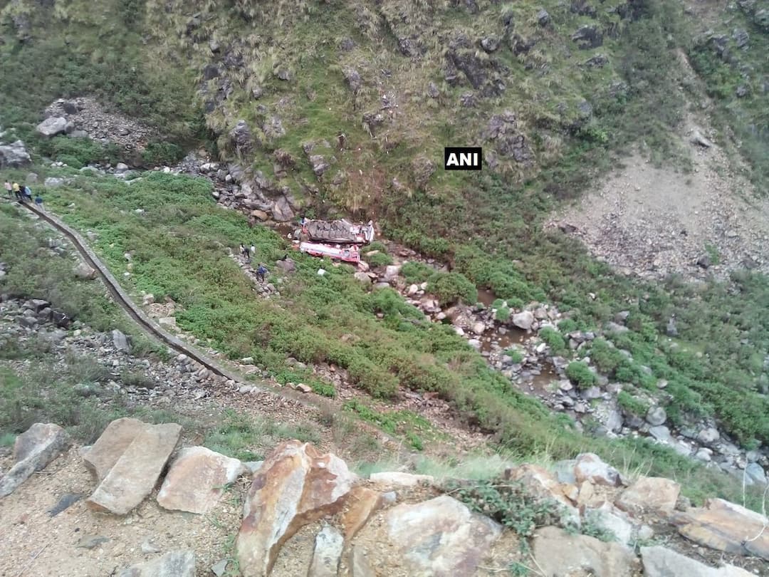 Bus collapsed in valley in Uttarakhand latest updates उत्तराखंडमध्ये बस दरीत कोसळली, 45 जणांचा मृत्यू